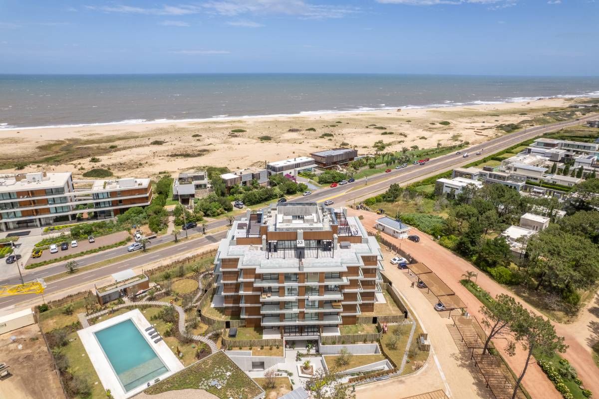 Vista aérea — edificio, piscina y playa