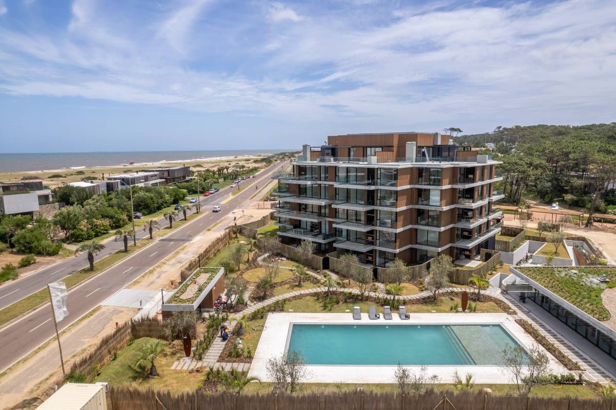 Vista aérea — edificio y piscina